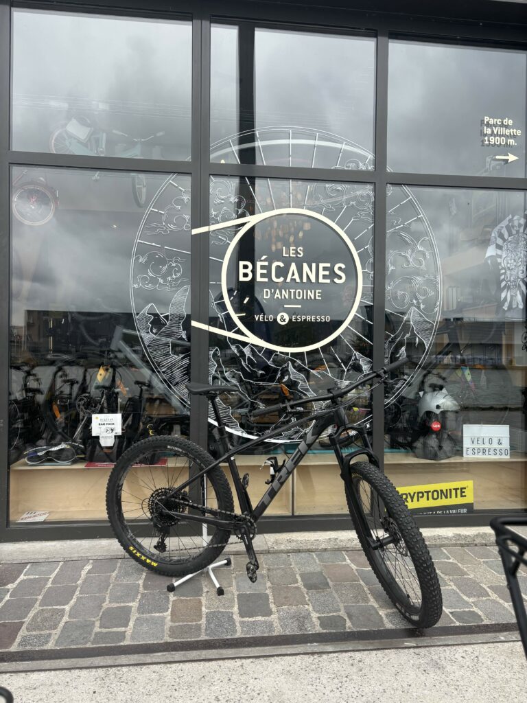VTT Trek réparé devant les Bécanes