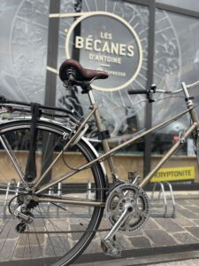 Altra Gris rénové devant les Bécanes d'Antoine rénové par Clément