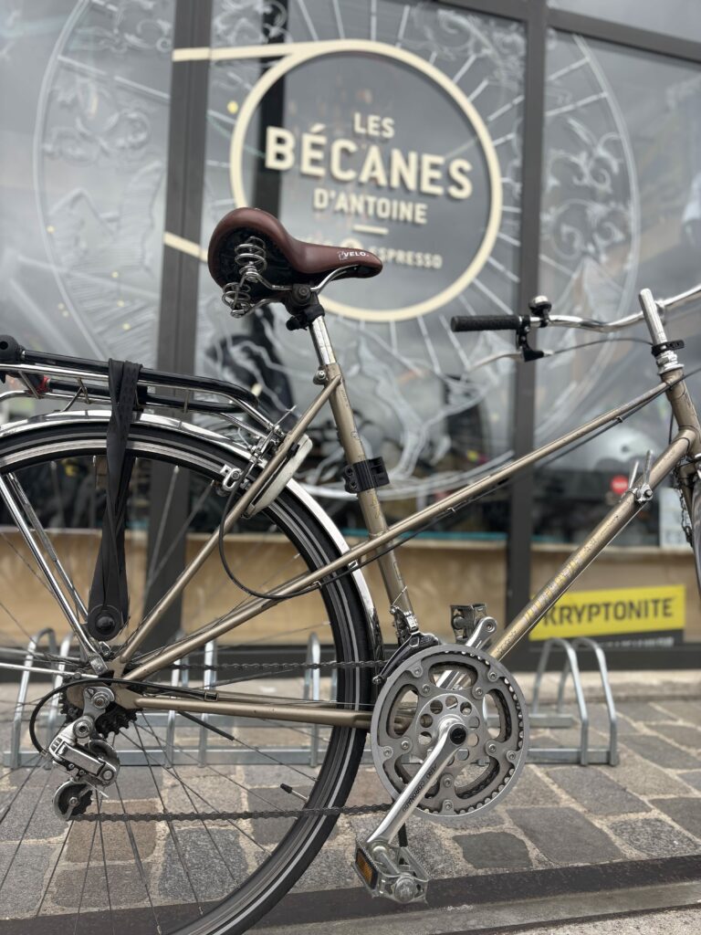 Altra Gris rénové devant les Bécanes d'Antoine rénové par Clément