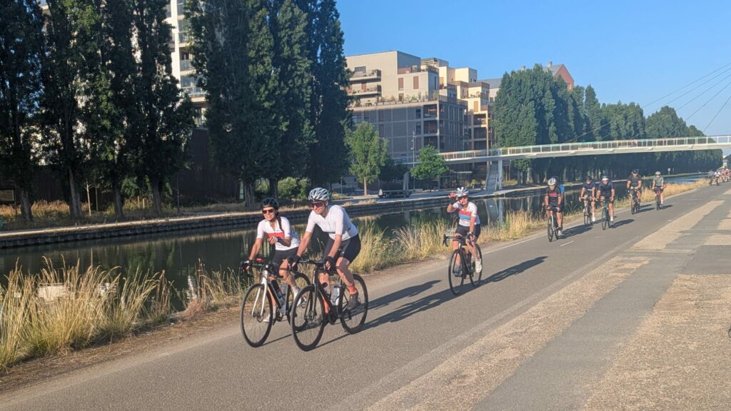 Cyclistes du CSP au bord du canal de l'Ourcq
